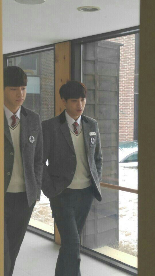 24gold_'s tweet photo. 시경이는 왜 누구 옆에만 서면 쪼꼬미가 되지 https://t.co/Hc1GGyvTAH