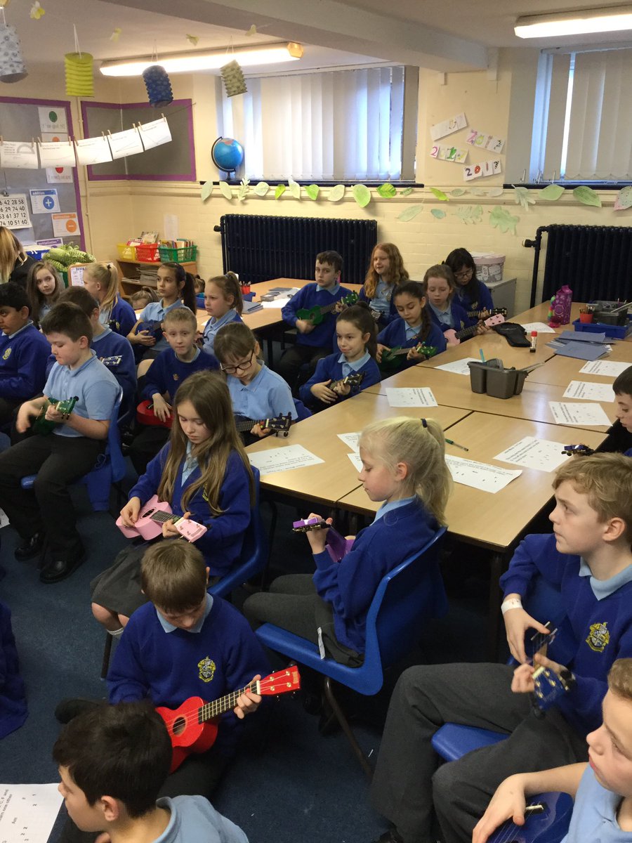 LSTClass09's tweet image. Ukulele session two #greatprogress