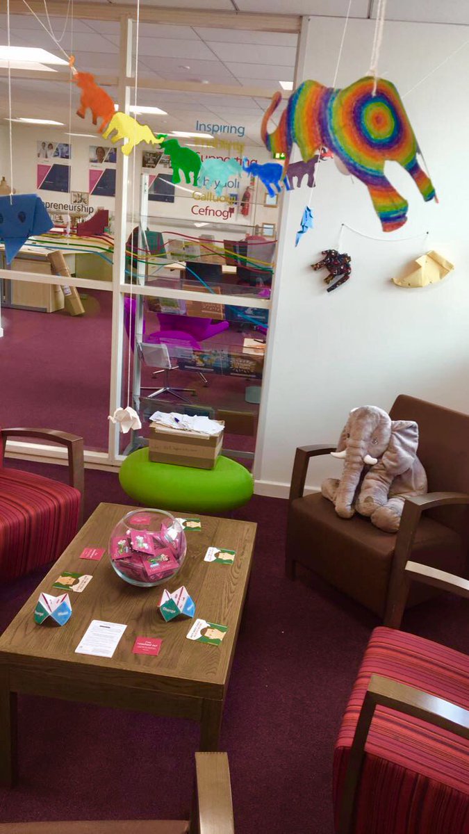 #TimetoTalk in the SU, <a href="/CardiffMetCSAD/">Cardiff School of Art & Design</a> 1st Year Fine Art Students helping to #EndStigma with the #elephantintheroom @TTCWales <a href="/leilapeymani/">Leilapeymani</a>