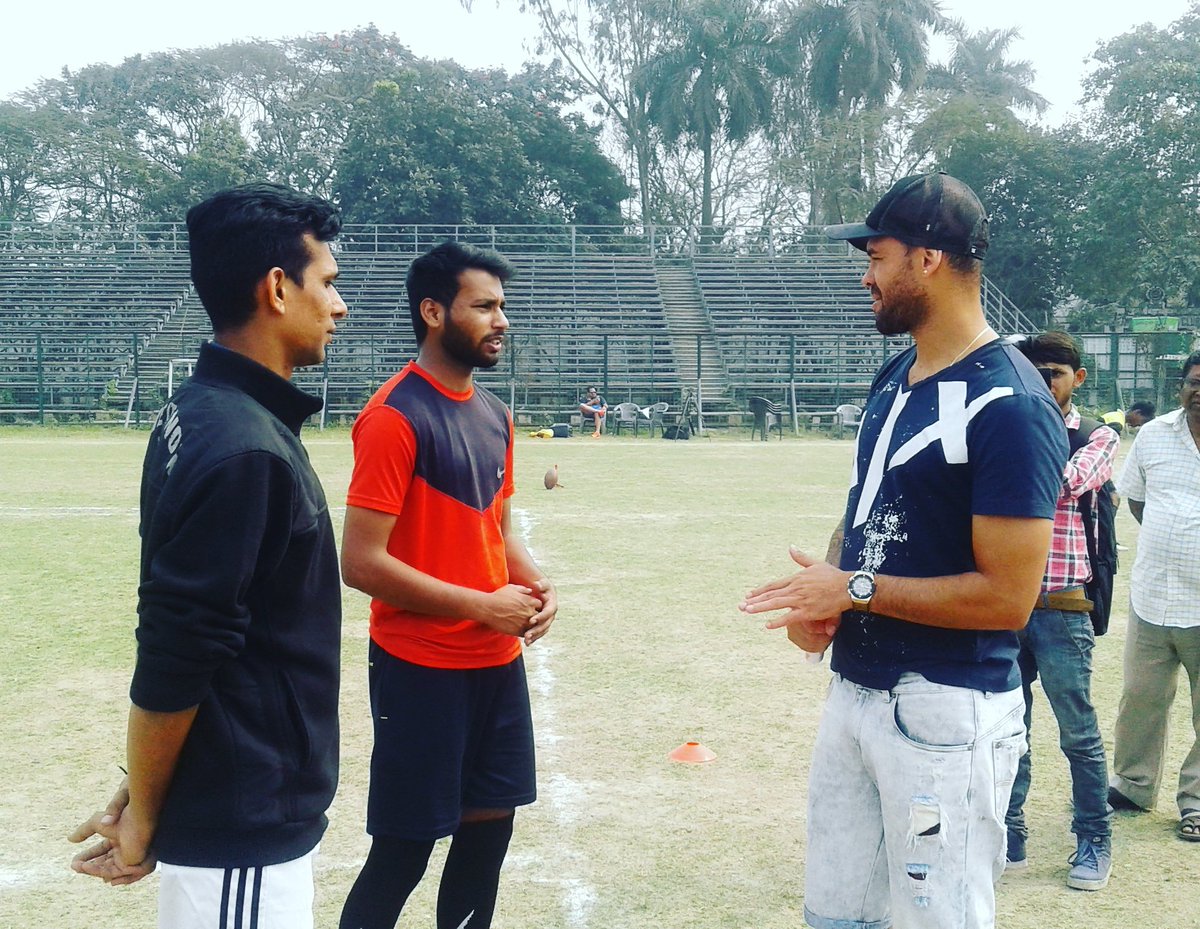 MDKhunt's tweet photo. Mohan Bagan footballer Eduardo Ferreira interacting with the delhi and ahmedabad champion. https://t.co/K8OGU9Kgm0