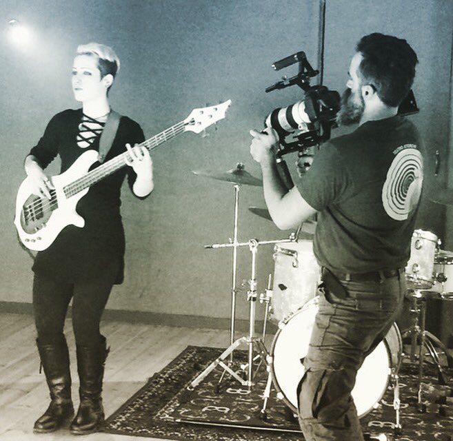 AndreaGambadoro's tweet photo. Sarah playing the bass.Me filming the video.My belly taking all attention!#filming #filmmaker #musicvideo #cameraoperator #canon #bearatwork https://t.co/SAtdhe8wtL