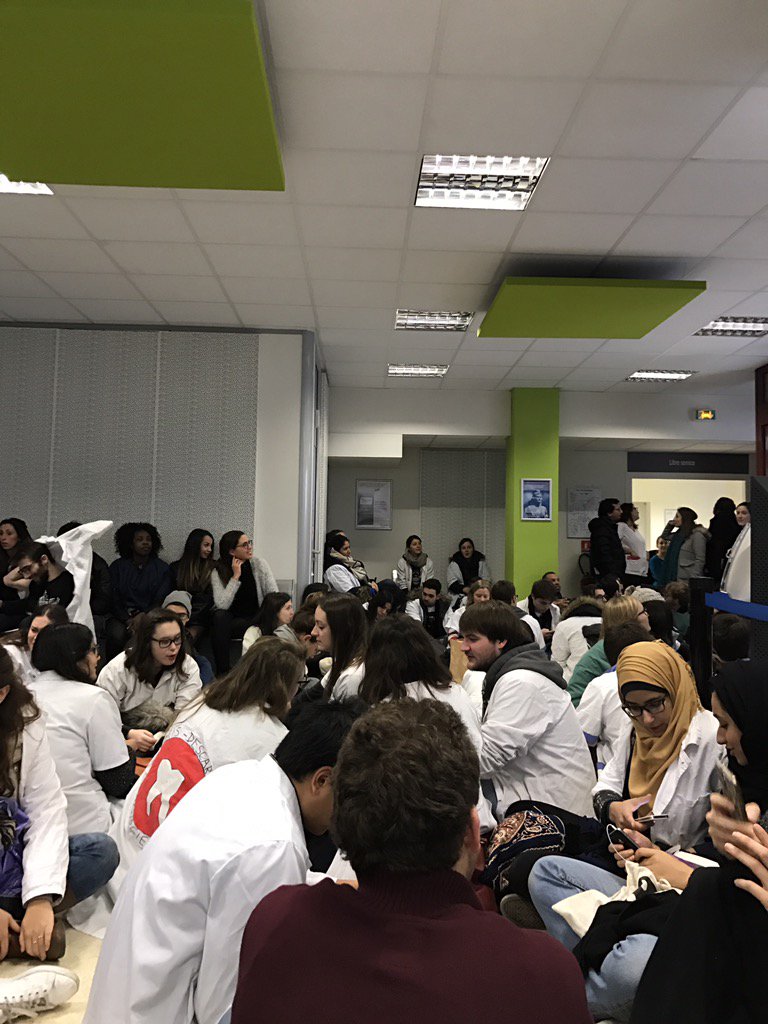 sosushi5's tweet photo. Blocage de la CPAM du 14ème par les étudiants en chirurgie dentaire. #DENTger #CPAM @MarisolTouraine https://t.co/4cGfvldrqe