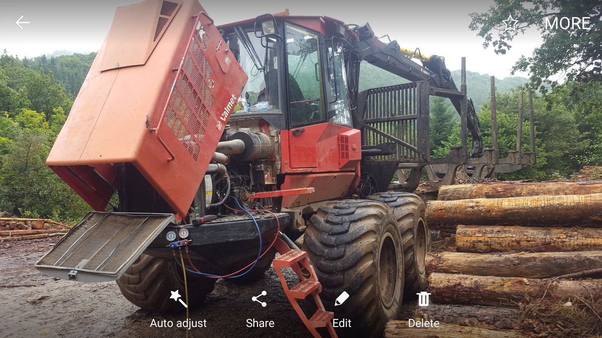 HancoxPaul's tweet photo. System blocked in this woodcutter  due to lack of regular servicing. All rectified by Autocool #allinadayswork #call07884328588 🚘 https://t.co/sqkvk1rz6S