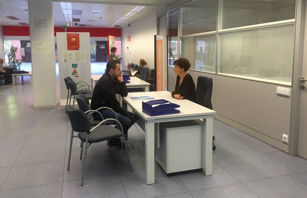 bcn_ajuntament's tweet photo. Les oficines d'#habitatgeBCN oferiran servei d’assessorament a les famílies que necessitin reclamar clàusules sòl: https://t.co/8JarTpxkg3 https://t.co/QR7kV3QFzu