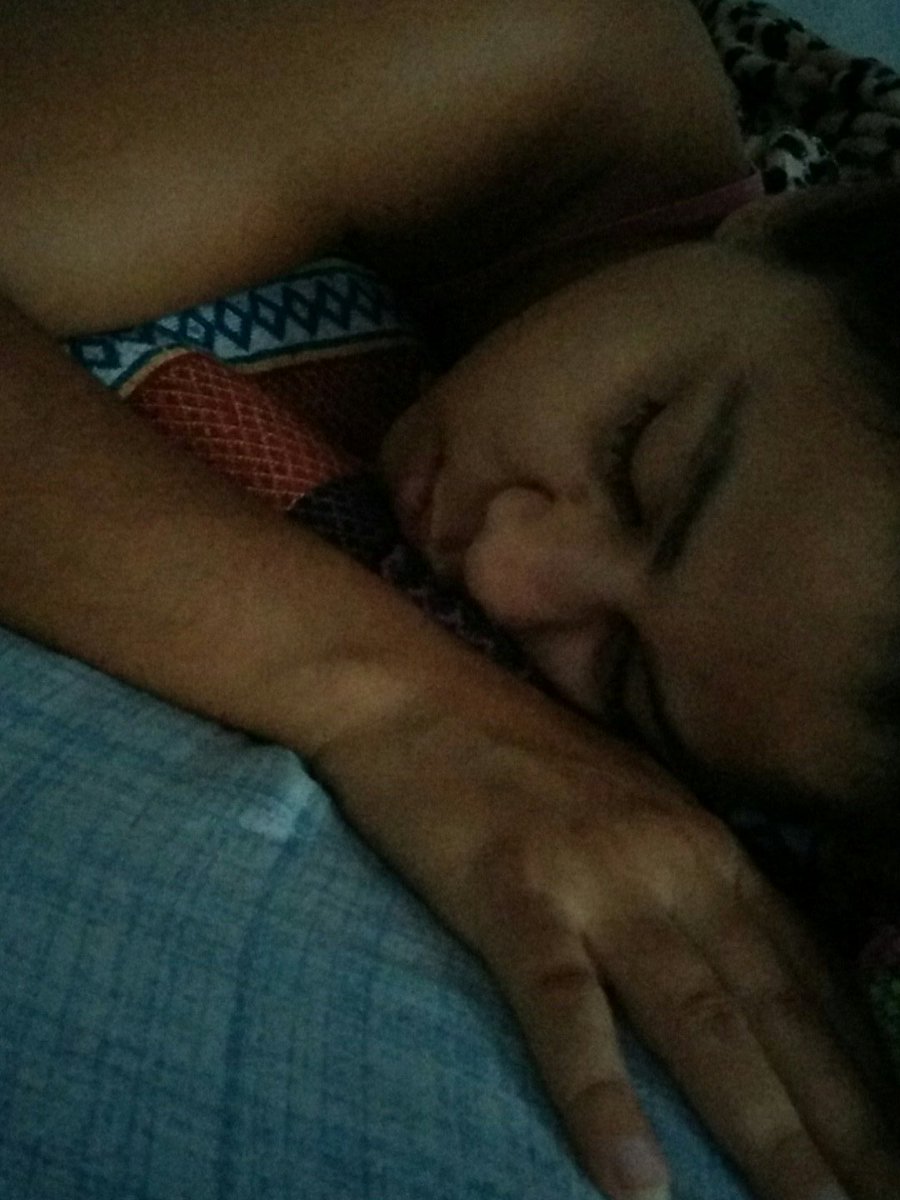 Clauber_Silva's tweet photo. E me pego bobo vigiando o sono dela...
#vdmv #minhapequena #meuamor https://t.co/v9ksLvEcKz