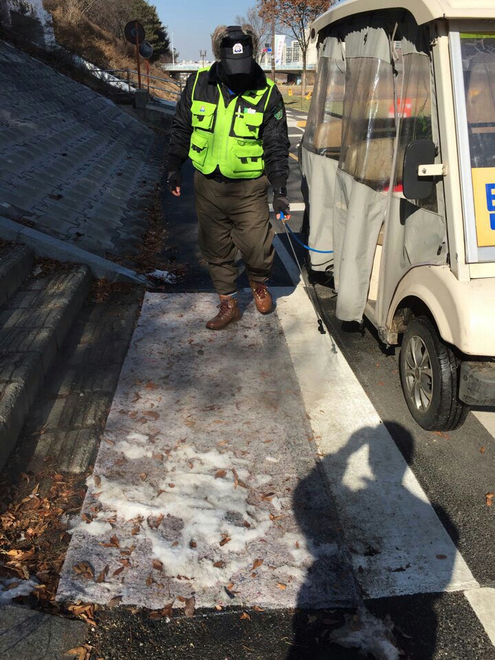 #성남시. "탄천" 보행자들의 조류인플루엔자 감염예방을 위하여 진입계단에 설치해둔 소독발판에 매일 방역제를 살포하고 있습니다.