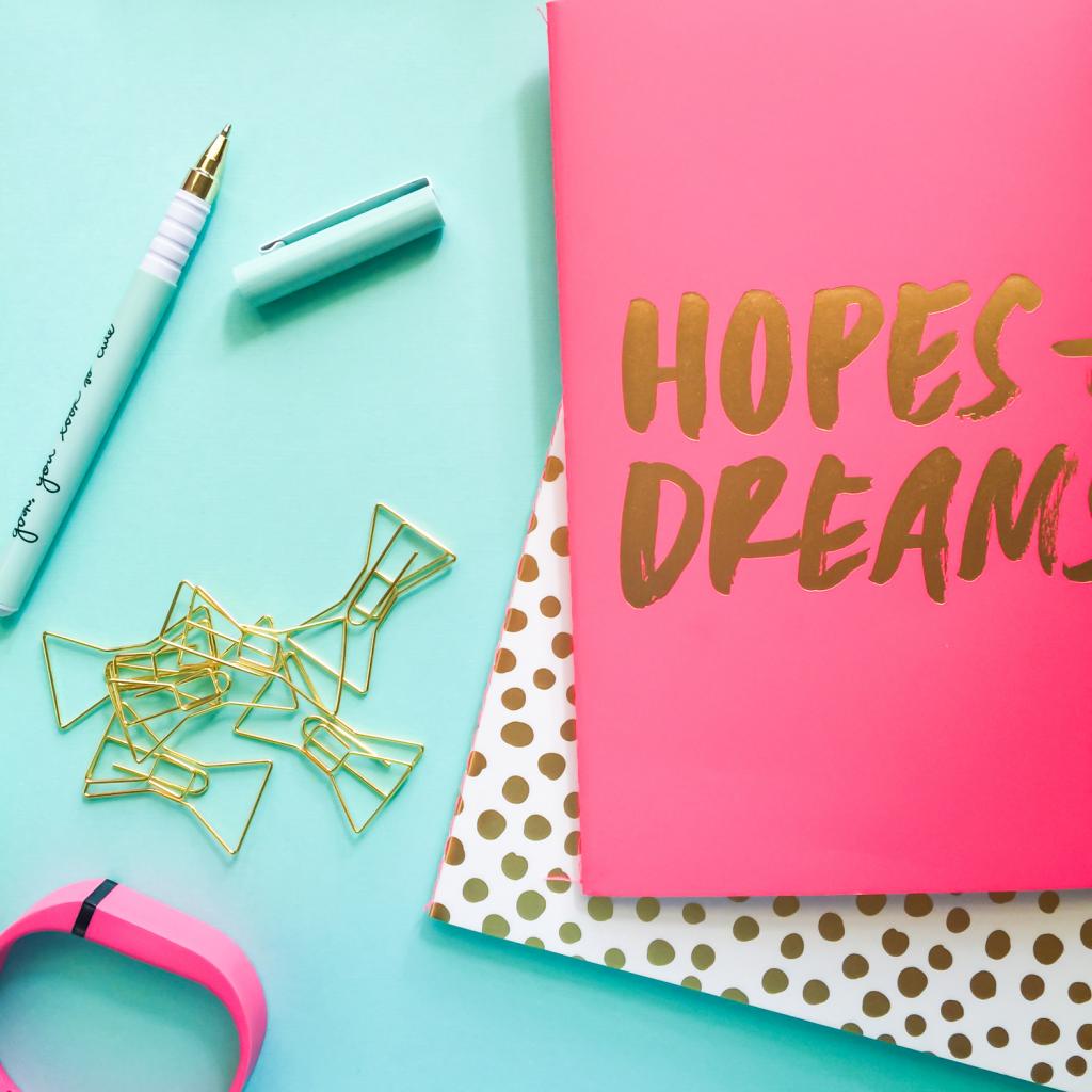 LotusLight's tweet photo. Know when to walk away from your side hustle. #startups #hustle @frugaltofree @due via @startupsco https://t.co/FDrjtDQecq https://t.co/iR4sU1Fqt4