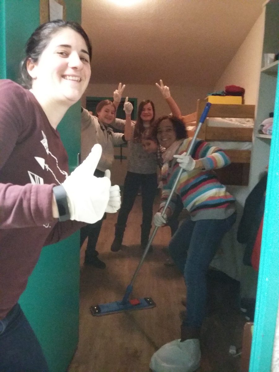 Nous prenons soin des malades. L'épidémie est pratiquement terminée, seuls neuf élèves se reposent encore ce matin.