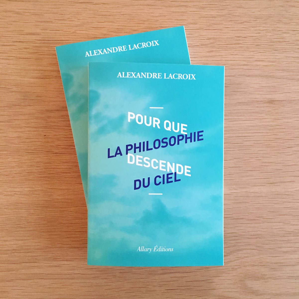 [En librairie] "Pour que la philosophie descende du ciel" d'<a href="/A__Lacroix/">Alexandre Lacroix</a>.
=> allary-editions.fr/publication/po…
