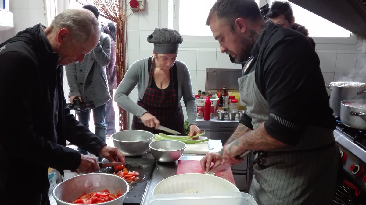 ErriDeLucaFond's tweet image. "Il cibo, il mangiare insieme è condivisione, integrazione. Annulliamo le differenze!" #pastosospeso #migranti #rifugiati #accoglienza