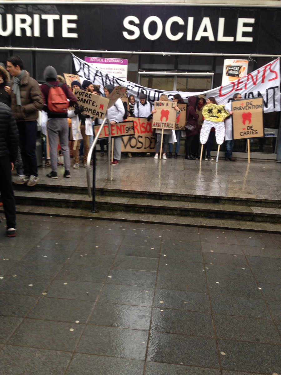 thomas24931's tweet photo. Les étudiants en chirurgie dentaire de Rennes devant la Sécurité sociale #DENTger https://t.co/g0VuH39X95