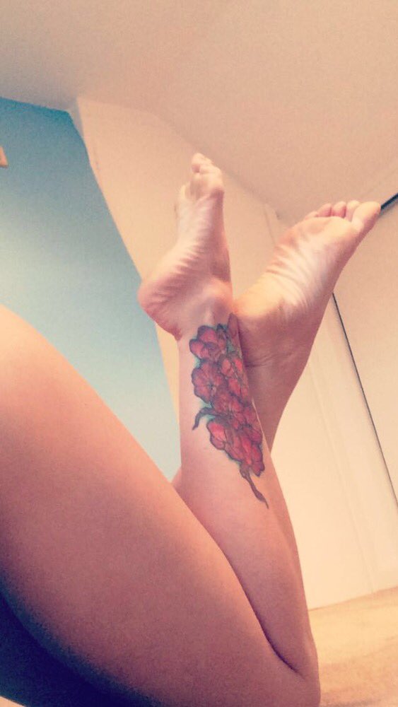 LMay3321's tweet photo. https://t.co/05Qars0H0h @RT4FD pay tribute to your queen! Be my dog too! #findom #paypig #feet #doggystyle https://t.co/hTP7qgGa0c