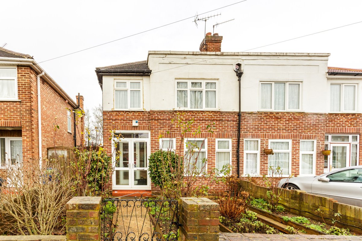 SintonAndrews's tweet photo. 3 bed semi detached house with options to extend #forslae #sintonandrewsealing #house #property #ealing https://t.co/KRijjkrI8A