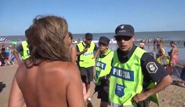 ToplessItalia's tweet photo. Tre ragazze in topless cacciate dalla spiaggia da 20 agenti: scoppia la polemica in Argentina https://t.co/1U4yfekiCf https://t.co/0PysEQEedZ