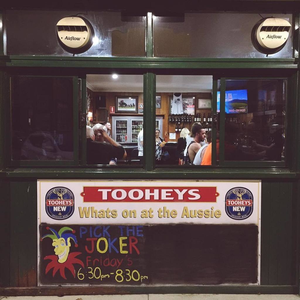 amberginja's tweet photo. When in Yass.... inside I saw a man wearing thongs with AstroTurf inners.... #pub #yass https://t.co/X5N7IZRal0 https://t.co/9Z3Rfzuq7f