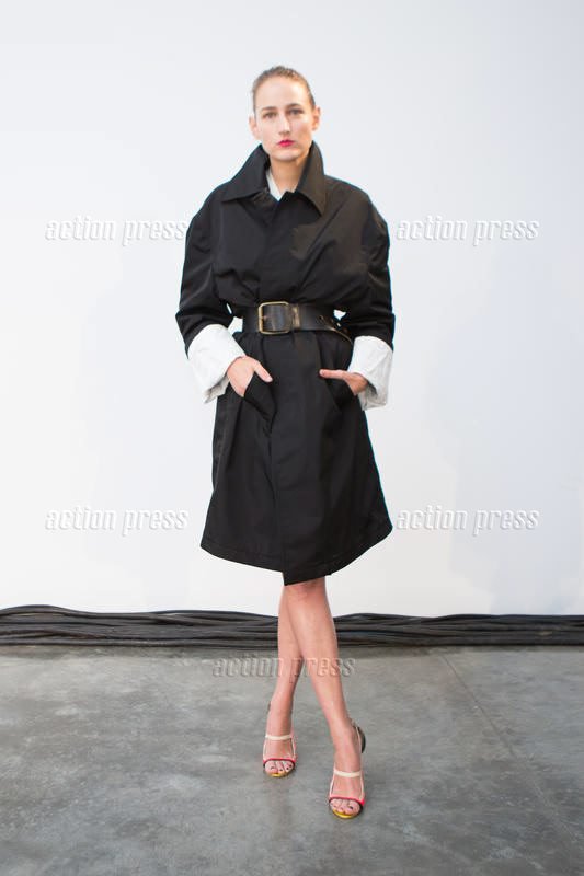 Look of the Day: Leelee Sobieski runway64.de/?cat=13 #LeeleeSobieski #fashion #trenchcoat