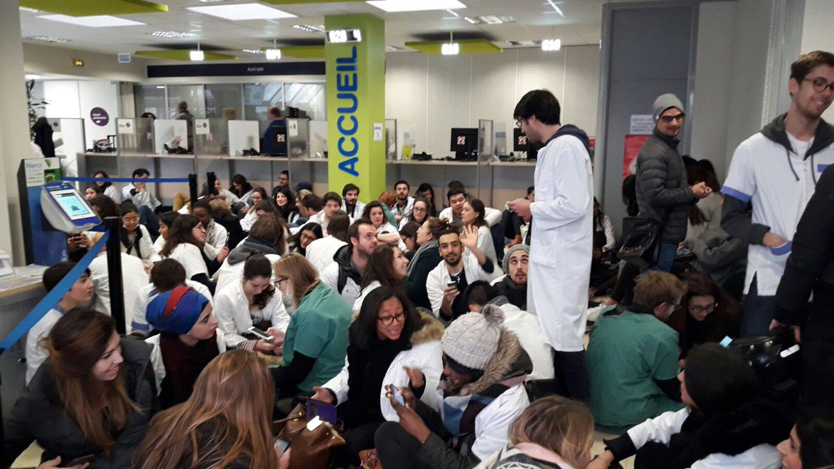fkuanw1's tweet photo. La cpam du 14eme arrondissement est bloquée ce matin par les étudiants en chirurgie dentaire. #DENTger @BFMTV @TF1 @m6info @RMCinfo https://t.co/jY8sJVBHwd