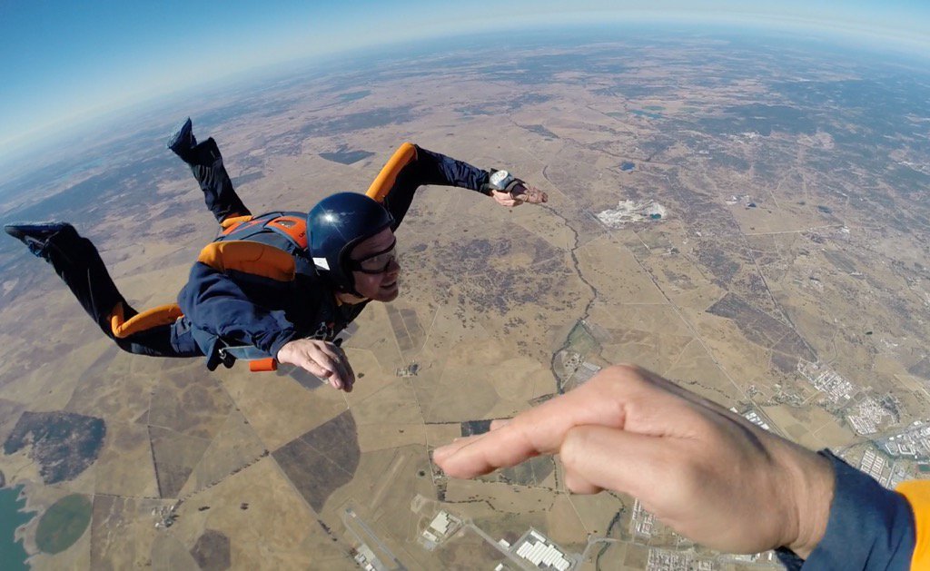 LearnSkydiving's tweet photo. Steve on level four #aff_course #skydive and he's #skydiving with https://t.co/hWWIwh6C26 https://t.co/LXHYL5KjE7