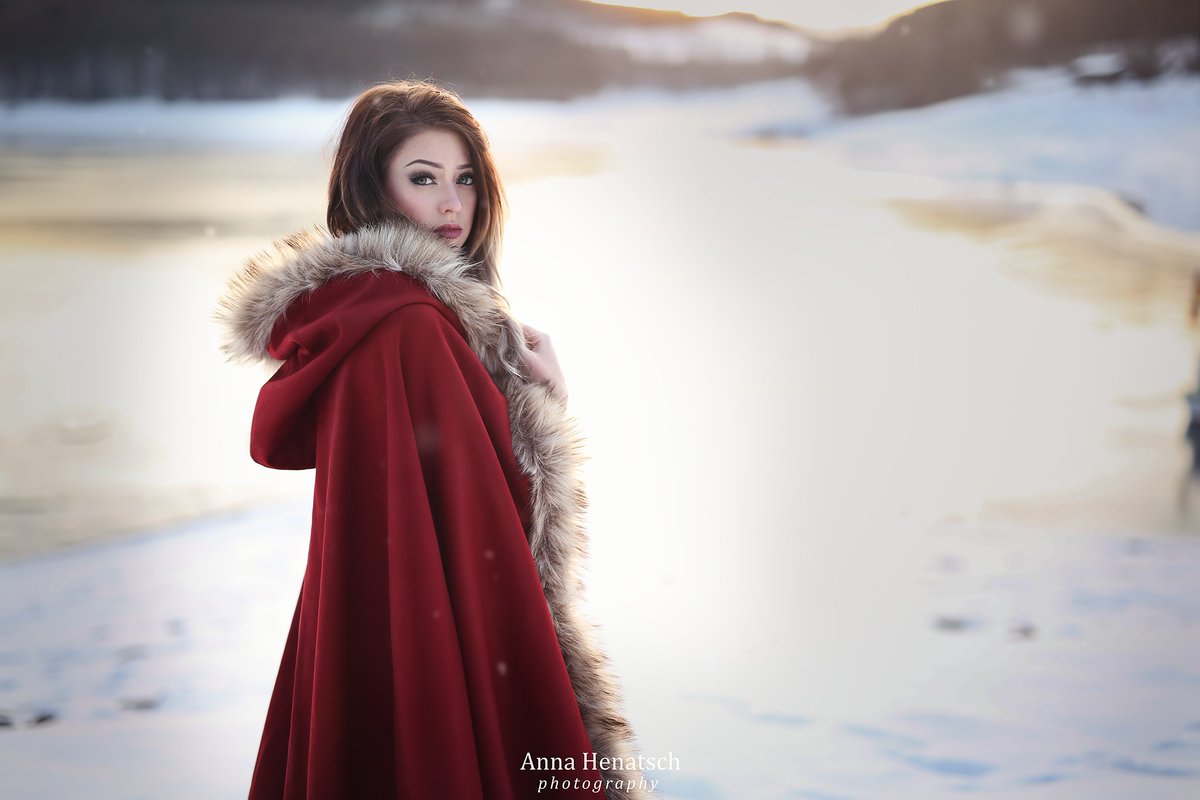 Dieser Moment, wenn <a href="/Socke007/">Anna Henatsch</a> mal wieder zaubert! Danke für das tolle Shooting letzten Freitag! 💚 
(Na wer kennt den Mantel noch? 😙)