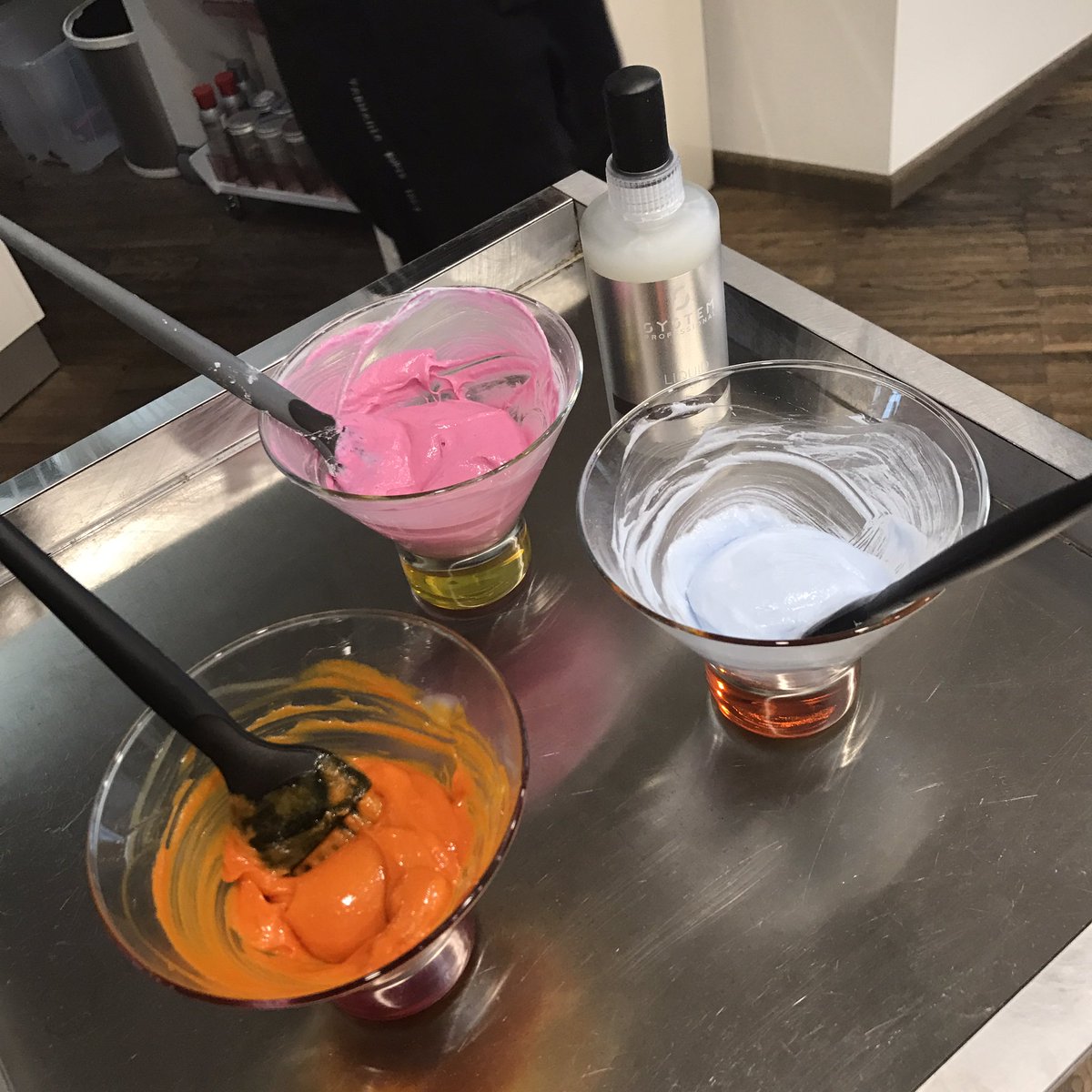 Robyberta's tweet photo. Ci vuole colore!!
Abbiamo scelto #wellacontouring per prepararmi al #WCS17 @WellaPro @WellaPro https://t.co/dCVQslwMmP