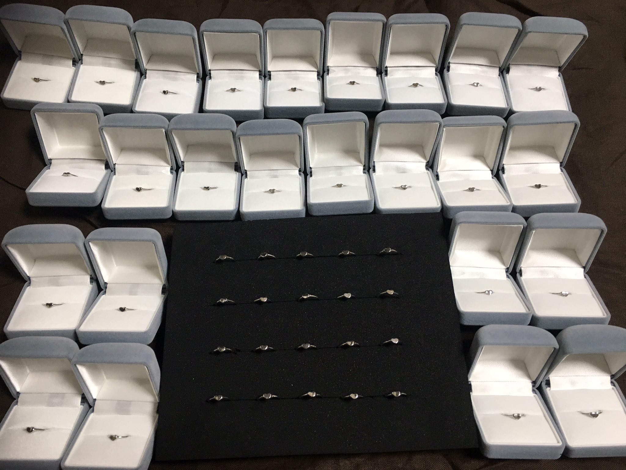 空科式 お ま た せ 戦艦大和の造船技官だった私は 資材の一部のプラチナをちょろまかして指輪を自作して女性声優に求婚した 写真は 妻が死去するまで身に付けていた戦艦大和製プラチナ指輪達 合計45個 なお既に大和爺にはブロックされてた模様