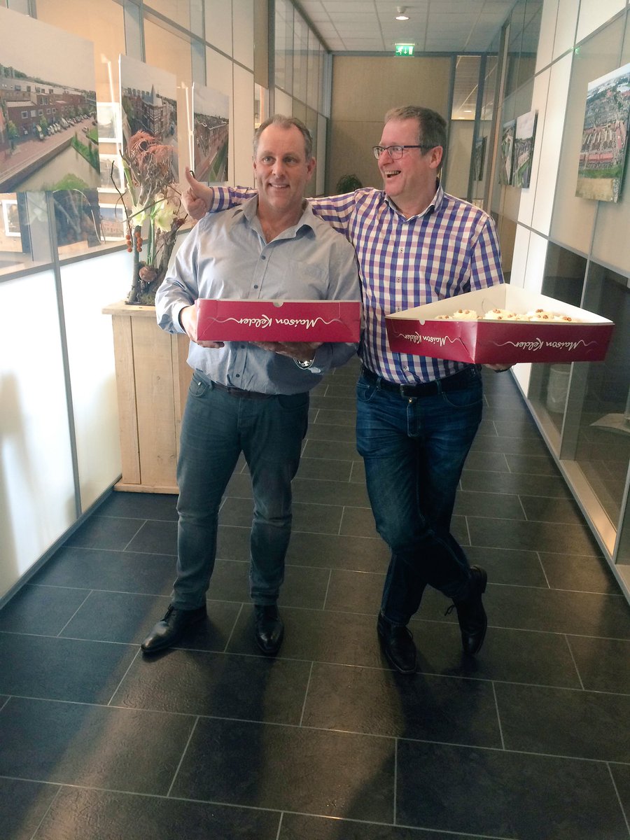 Rosalinde_R's tweet photo. Beste gebak van de regio @Weboma van @MaisonKelder     Mannen Bedankt! @JohnKlarenbeek  en Sjaak! #vandaagjarig #bijnajarig #hazelnootschuim https://t.co/iJZ0prd5pt