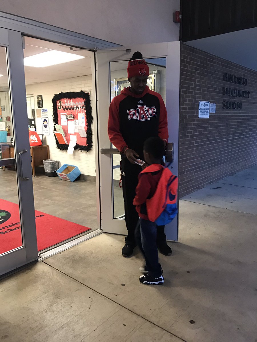 AStateRedWolves's tweet photo. Thank you @JPSHurricane for having us help with the carpool lines for Red Wolves Read! 15 days till game day! #LetsRead10 #WolvesUp https://t.co/ge1lm8pDFs