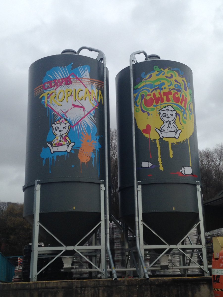 tinyrebelbrewco's tweet photo. Before and after. Thanks @Printsauce for pimping our tanks 👌 https://t.co/KLEMwrGfo2