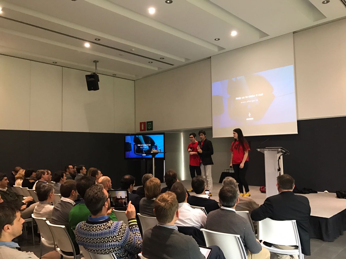 elsarodriguezt's tweet photo. Presentando @sharge_io en #VGED2017 delante de directivos del Grupo Volskwagen @vwgroup_es #AudiCreativityChallenge https://t.co/OrrGDk0upZ
