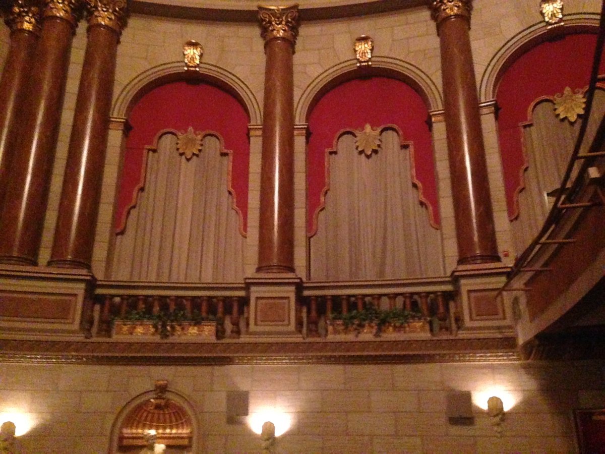 Summit6thSS's tweet photo. @summitschoolws #inspiringlearning 6th grade views and hears the vintage organ music at the Carolina Theatre #GSO https://t.co/QGfKUdchhY
