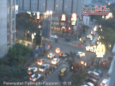 #WartaBDG Kondisi Lalin Perempatan Pasirkaliki-Pajajaran - 18:19 - bdg247.id/sn/11