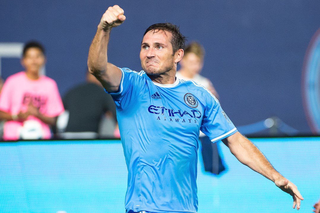 SC_ESPN's tweet photo. "Tras 21 años increíbles, he decidido que es el momento adecuado para terminar mi carrera": Lampard anunció su retiro y la pelota llora. https://t.co/Am7yXgQFg8