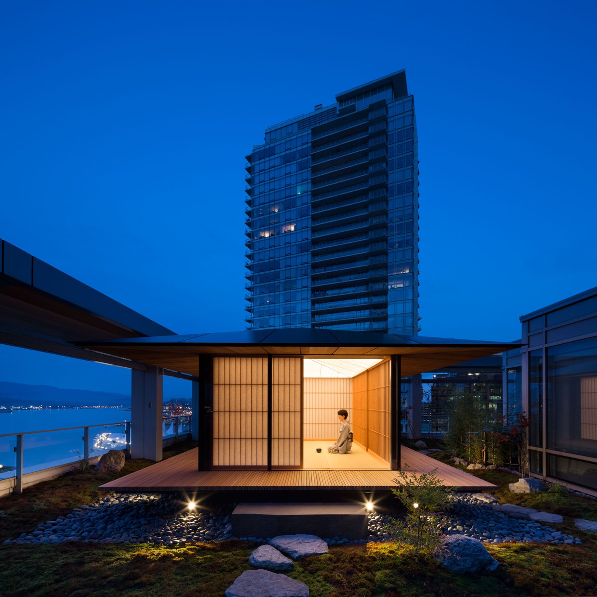 dezeen's tweet photo. Kengo Kuma installs teahouse on Vancouver roof terrace:
https://t.co/L3VAxdGhBc https://t.co/FrkJ1km0Yx