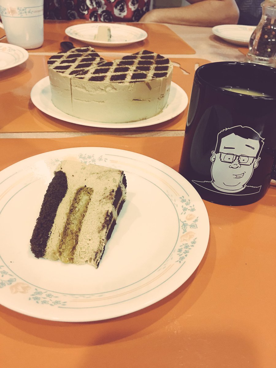 nibb13r's tweet photo. Enjoying some birthday cake!! ๐๐ #30 #sooldnow @Barnacules https://t.co/x8u6jSnYQx