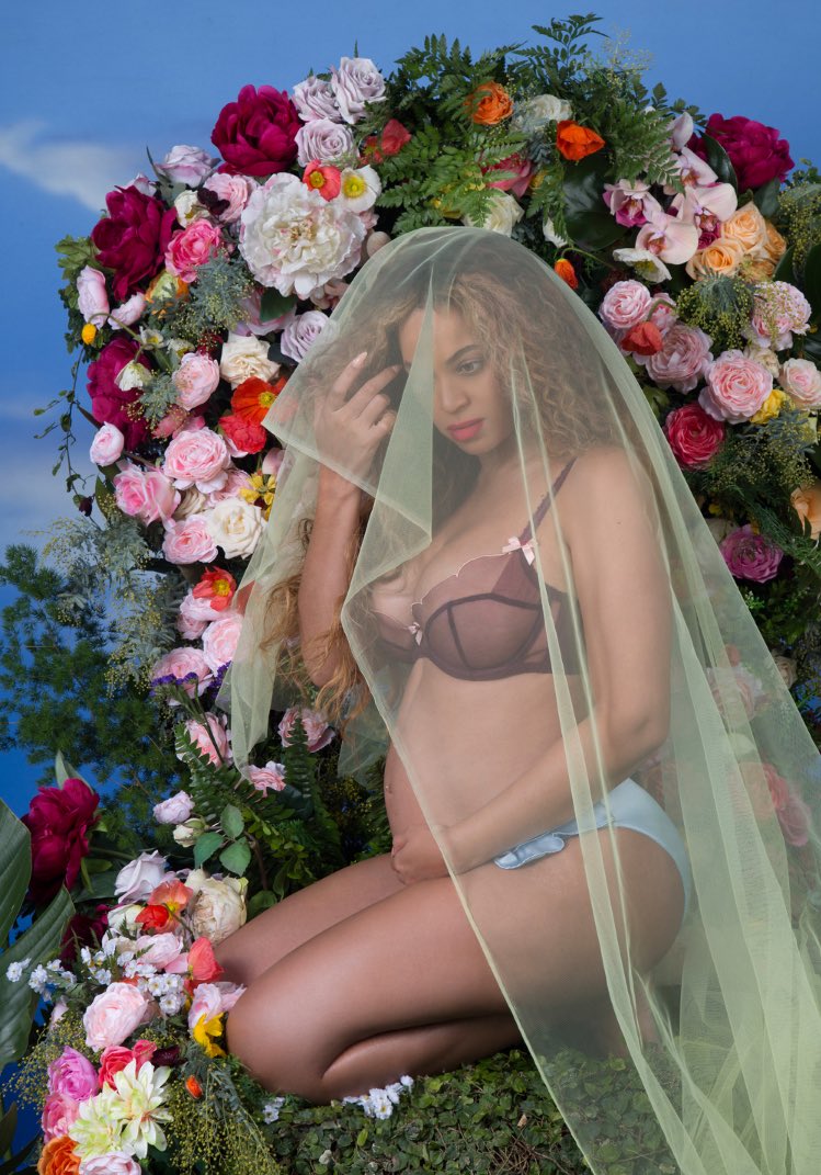 irregularbwoy's tweet photo. BEYONCÉ UPLOADED MORE PHOTOS FROM HER PREGNANCY PHOTOSHOOT! 💐🤰🏽 https://t.co/fFlPEXgevw