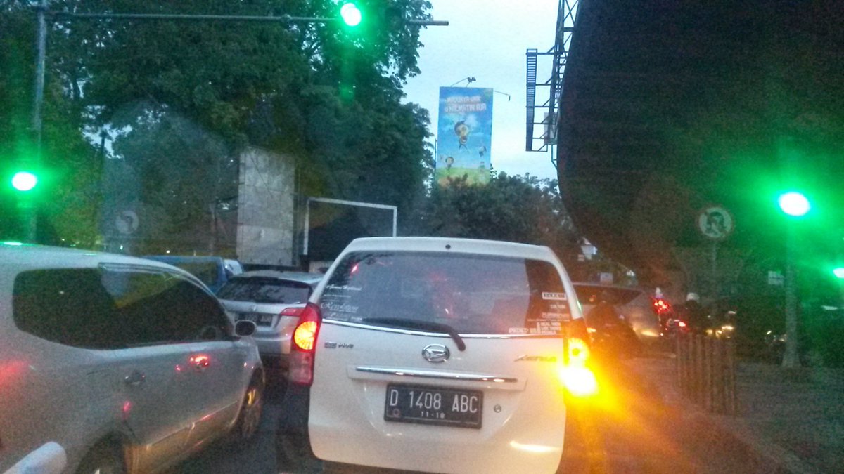 bumikitri's tweet photo. Lampu hijau atau merah sama2 tdk bergerak 1 mobil pun. TL Balubur-Jl Tamansari saat puncak pulang kerja. @PRFMnews https://t.co/BAraJhiIy7
