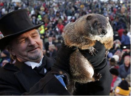 #FelizJueves y buen #diadelamarmota.Hoy,más de uno nos sentimos como Phil, verdad?Esperamos que nos augure un tiempo mejor 😊