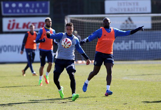 VDWinParis's tweet image. Van der Wiel est de retour dans l'équipe 💪