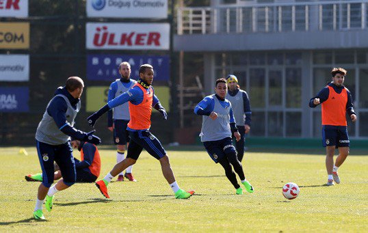 VDWinParis's tweet image. Van der Wiel est de retour dans l'équipe 💪