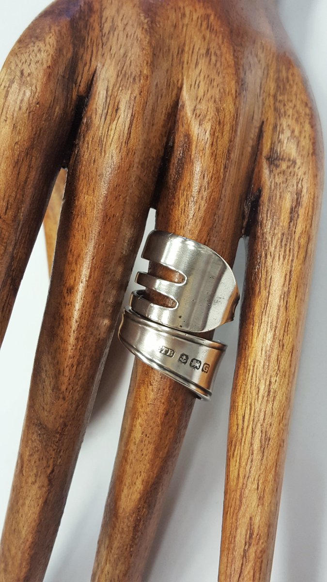 AWTSWindermere's tweet image. #antique #cakefork #sterlingsilverring £45, sizes O - Q awaywiththespoon.co.uk/shop/459245572… #upcycled #valentinesgift #DareToBeDifferent