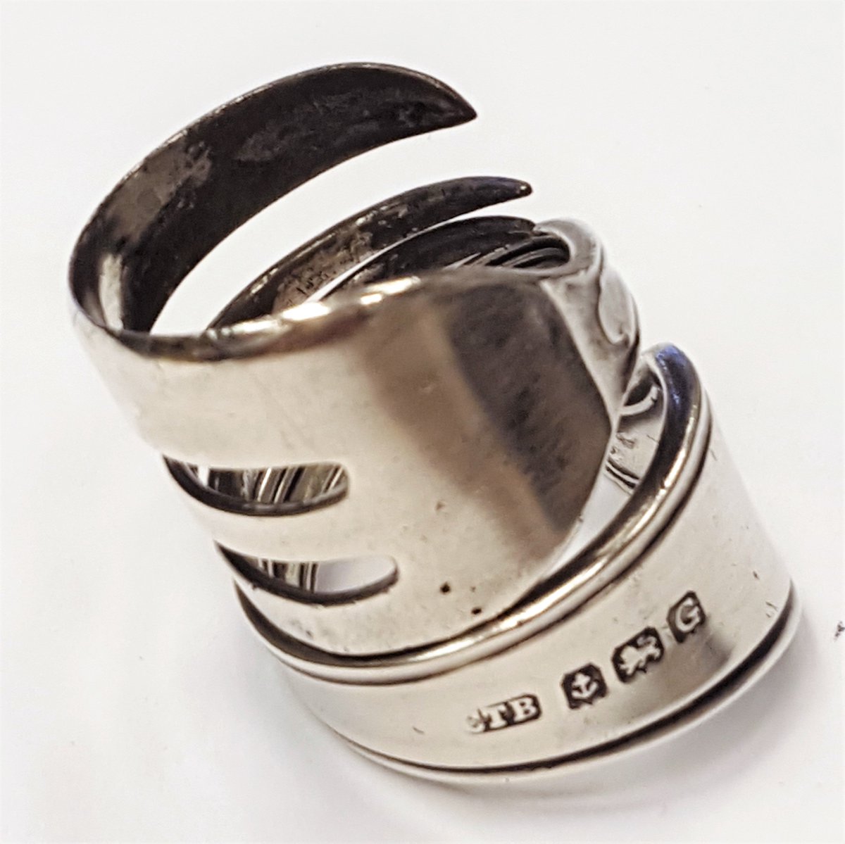 AWTSWindermere's tweet image. #antique #cakefork #sterlingsilverring £45, sizes O - Q awaywiththespoon.co.uk/shop/459245572… #upcycled #valentinesgift #DareToBeDifferent