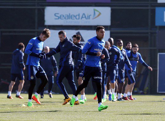 VDWinParis's tweet image. D'autres photos de van der Wiel à l'entraînement #Fenerbahçe