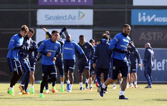 VDWinParis's tweet image. D'autres photos de van der Wiel à l'entraînement #Fenerbahçe