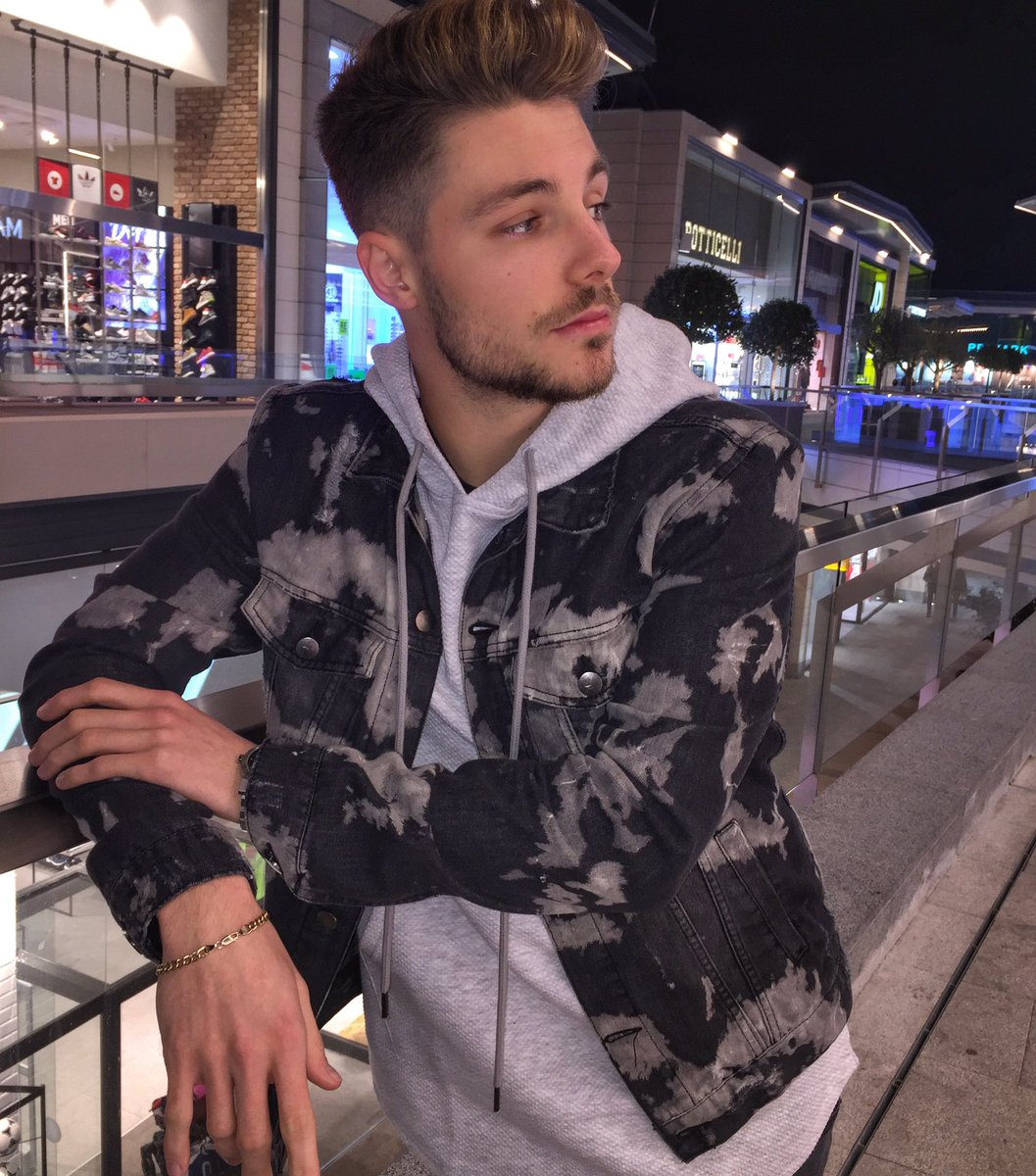 officialfraag's tweet photo. What's happening? https://t.co/Ug0wosSmIJ
