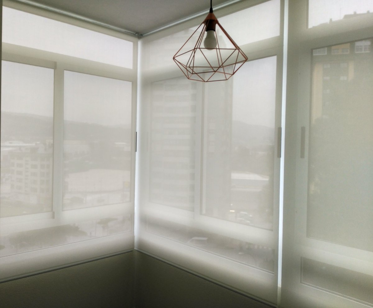 Cortinarium's tweet photo. Íntimo y acogedor  rincón de lectura en la galería de la casa protegiéndola del sol con unos #enrollables tejido #screen ap. 5%. #Decor https://t.co/aCNAa1e64K