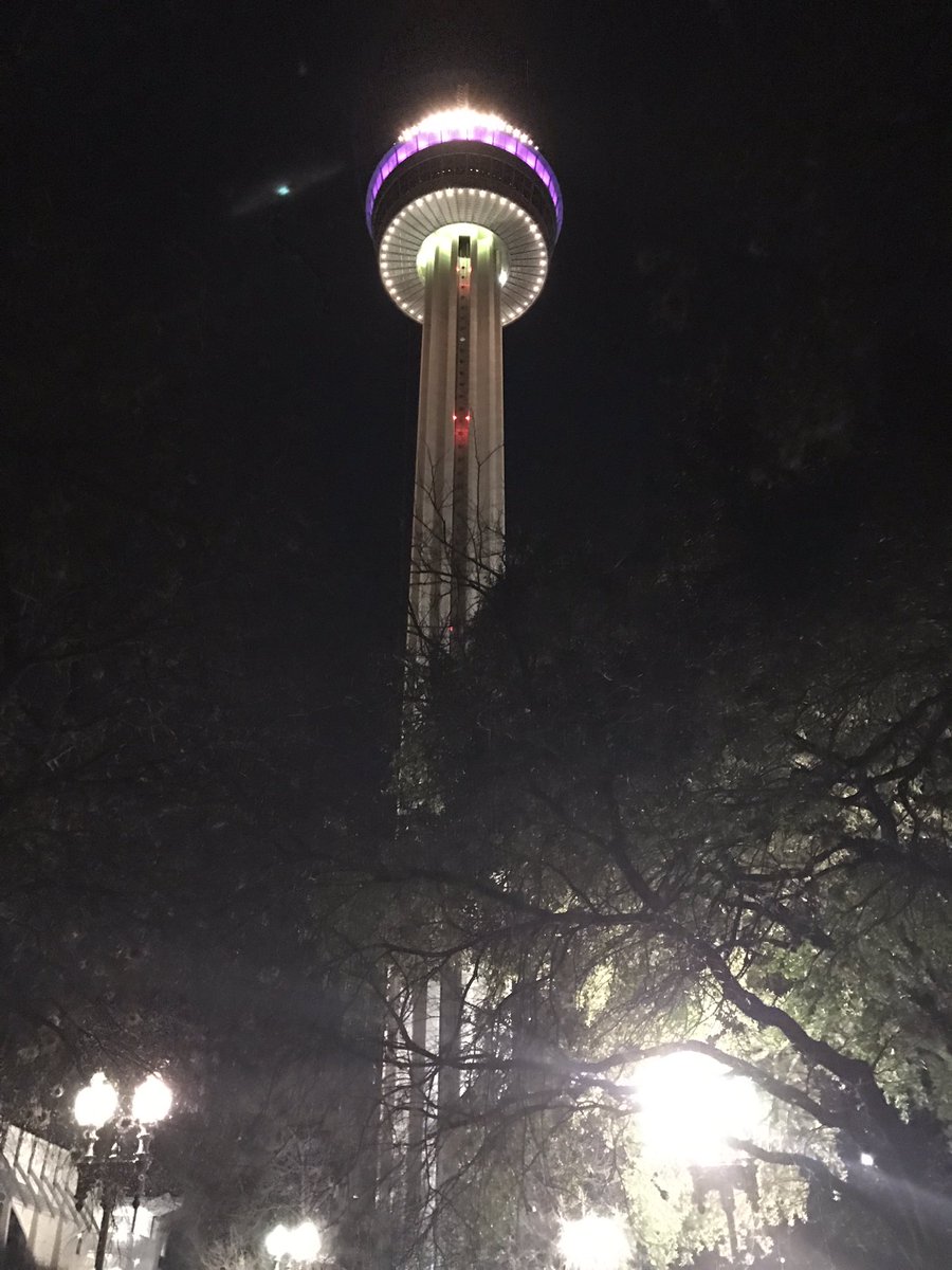 pascal12339's tweet photo. @WLGaz déjà le dernier dîner avant le retour demain. On prend un peu de hauteur avec un repas au sommet de la tower of the americas #GRDFSA https://t.co/9uuyiB5knT