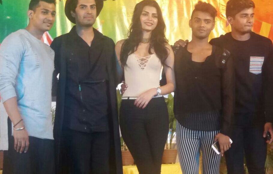 Realsonaliraut9's tweet photo. Had a great time  judging LGBT event. Thank you @thedivasushant  for giving me this opportunity. #ISupportLGBT #Friend #Appearance #WorkLife https://t.co/rqEfiRKm2t
