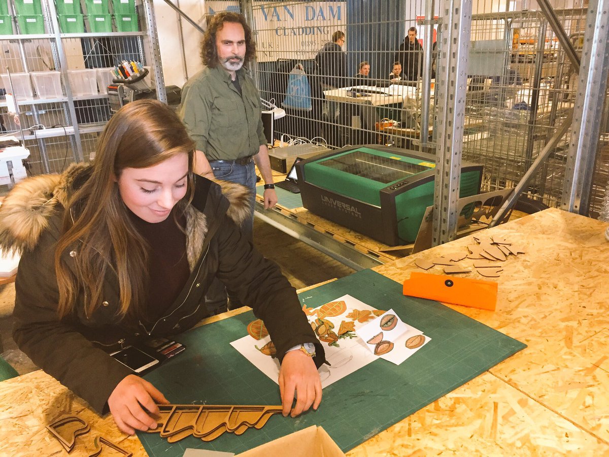 MadeIn4Havens's tweet image. Stella Dammes van het Grafisch Lyceum @GLR_tweets maakt een sleutelplank met de lasersnijder van het Fair Design Plein met @FuzzmakerBuzz