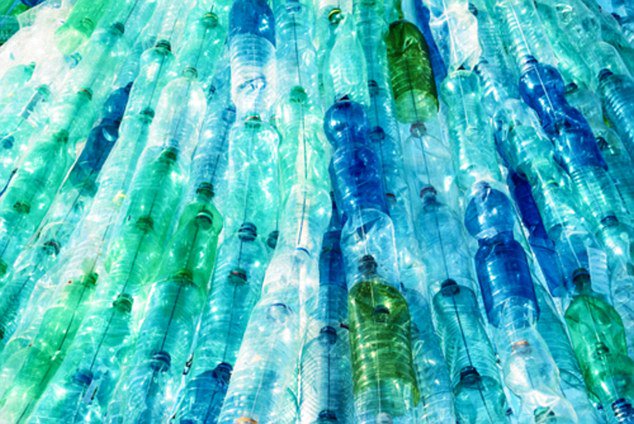 ecoforlifeeu's tweet photo. 2,500 plastic bottles found in the Thames in just one day https://t.co/udbYOz0ouJ via @MailOnline #ditchtheplastic Choose #plantsnotplastic https://t.co/VZXYjs0lDE