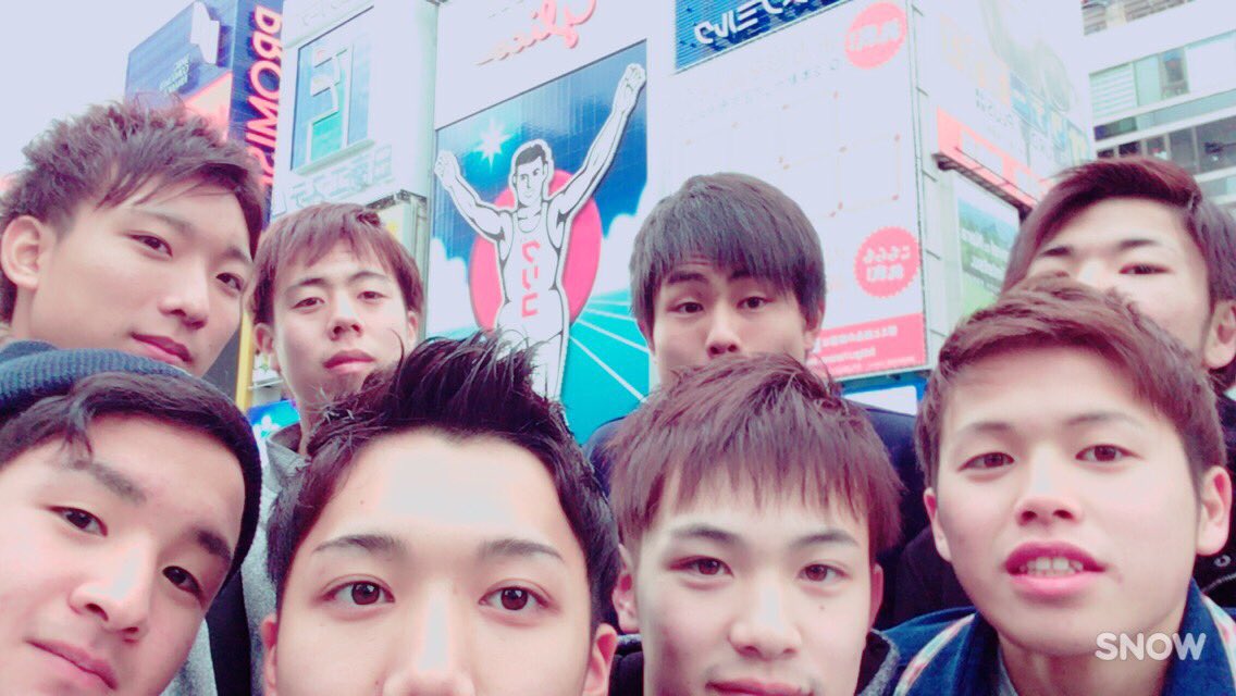 Yusuke0415208N's tweet photo. 2泊3日の卒業旅行(大阪)最高やった👍
最後の最後で高速バスに乗り遅れそうになったのは焦ったけど楽しかった！
最高の思い出や😍😍💭
これからこーやって引野の8人で遊ぶのもなかなかできんやろーけ、いい思い出作れてよかったです！！
いつかまた行こーや🤘🤘🤘🤘🤘 https://t.co/HOHQb0qJKa